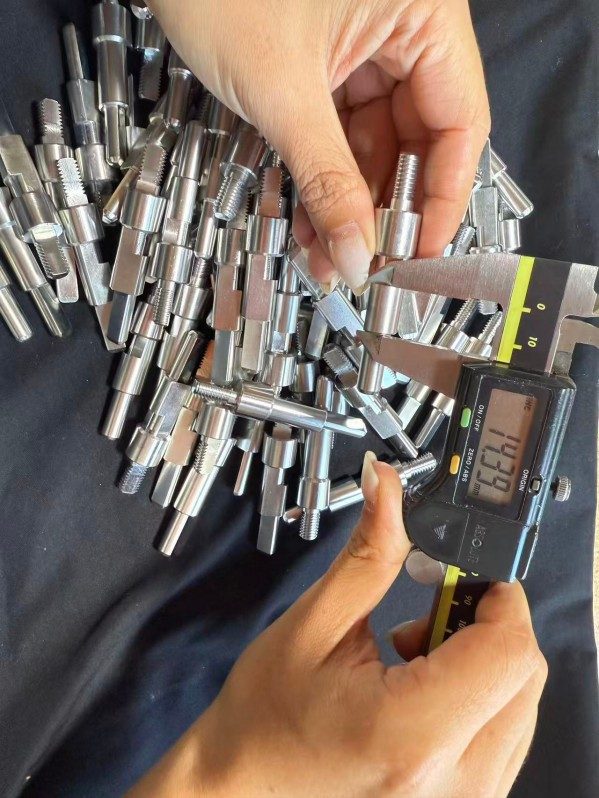 Tuoyuan Metal Avtomobil hissələri məhsulları üçün keyfiyyət yoxlaması aparır